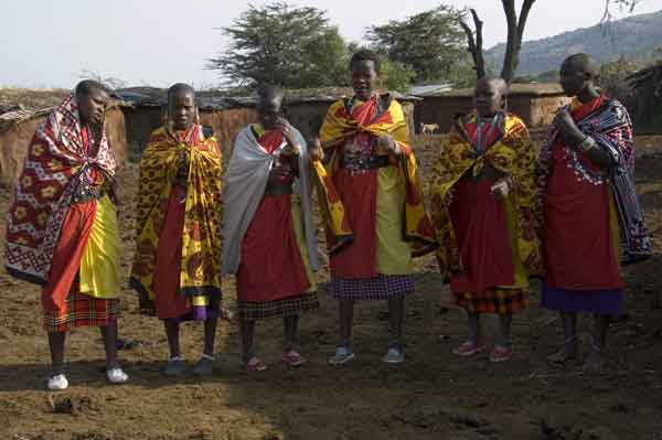 04 - Kenia - poblado Masai, mujeres cantando